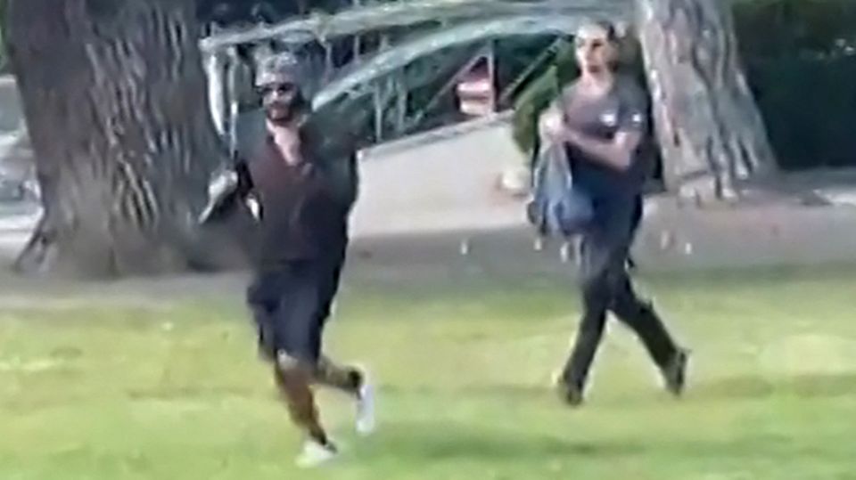 Der Täter in Annecy flüchtet vor dem Mann mit dem Rucksack, der durch seinen Einsatz vermutlich Schlimmeres verhindert