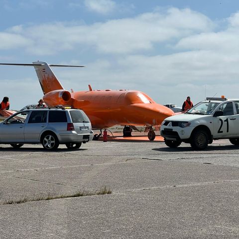 Sylt: Ein von der Letzten Generation mit oranger Farbe beschmierter Privatjet