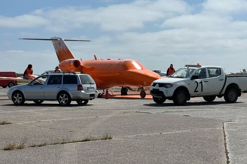Sylt: Ein von der Letzten Generation mit oranger Farbe beschmierter Privatjet