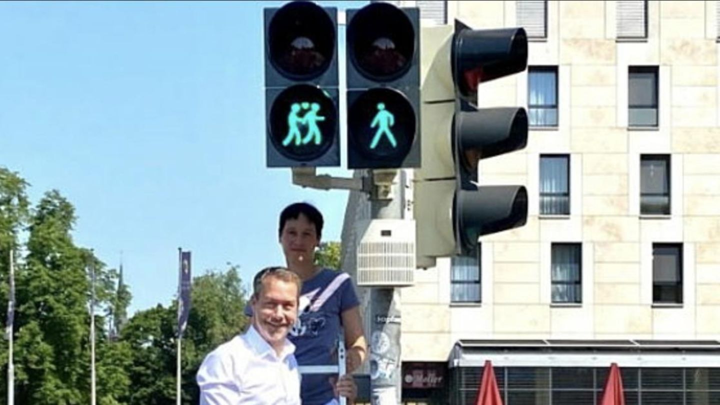 Darmstadt inaugurates traffic lights with queer traffic light men