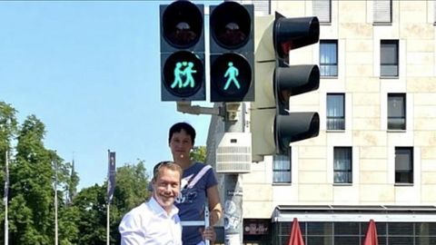 Mobilitätsdezernent Michael Kolmer und Judith Bellmann vom Verein "vielbunt" freuen sich über die neue Ampel