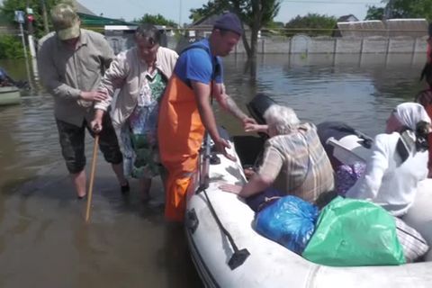 Video: Überschwemmung nach Dammbruch: Rettungsarbeiten dauern an