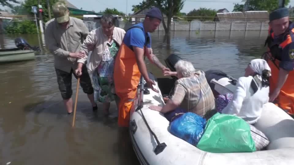 Video: Überschwemmung nach Dammbruch: Rettungsarbeiten dauern an