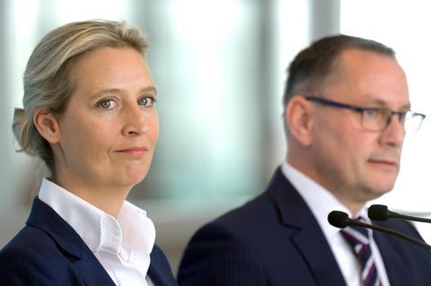 Alice Weidel und Tino Chrupalla von der AfD-Spitze stehen nebeneinander