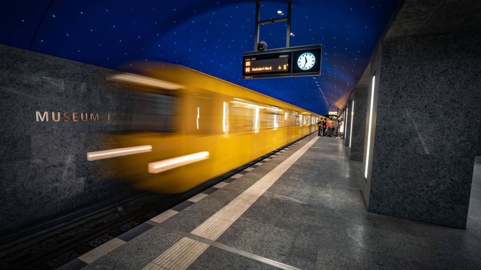 Ein S-Bahn in Berlin fährt in einen Bahnhof ein