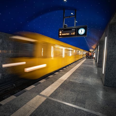 Ein S-Bahn in Berlin fährt in einen Bahnhof ein