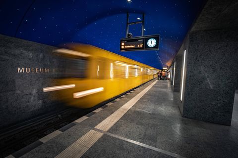 Ein S-Bahn in Berlin fährt in einen Bahnhof ein