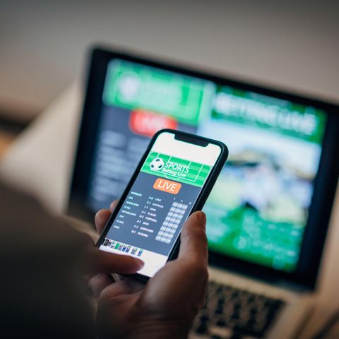 Sportwetten Sportwetten: Ein Mann wettet am Handy