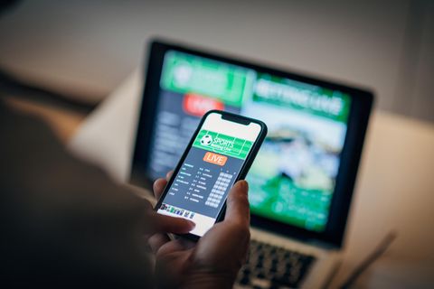 Sportwetten: Ein Mann wettet am Handy