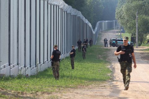 Polnische Grenzschützer patrouillieren an einem neu errichteten Grenzzaun zwischen Polen und Belarus