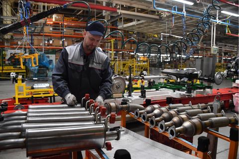 Ein Arbeiter ist mit der Autoproduktion in einem Werk beschäftigt