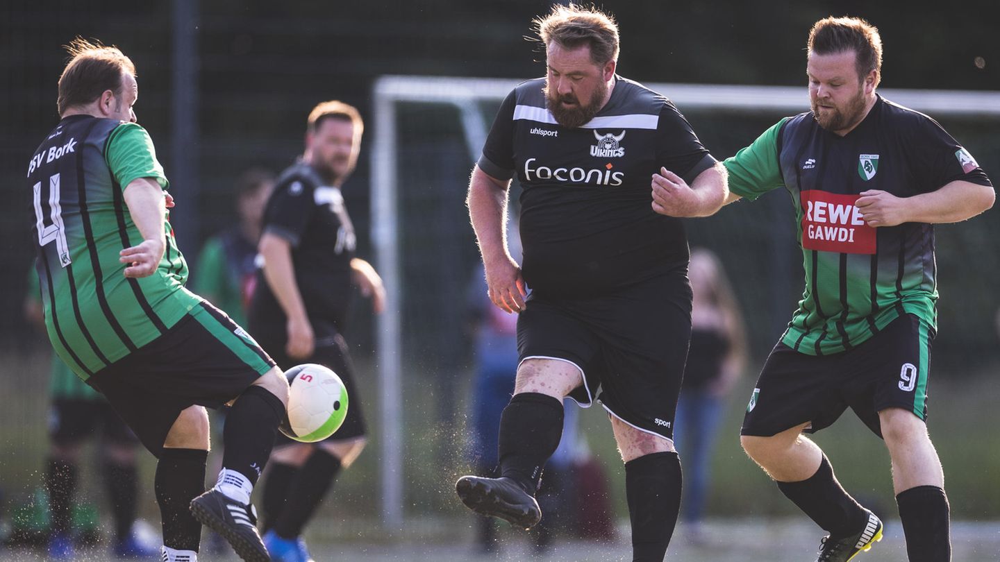 Übergewichtsliga in NRW Übergewichtsliga in NRW: Drei Spieler kämpfen um den Ball