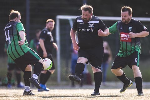 Übergewichtsliga in NRW: Drei Spieler kämpfen um den Ball