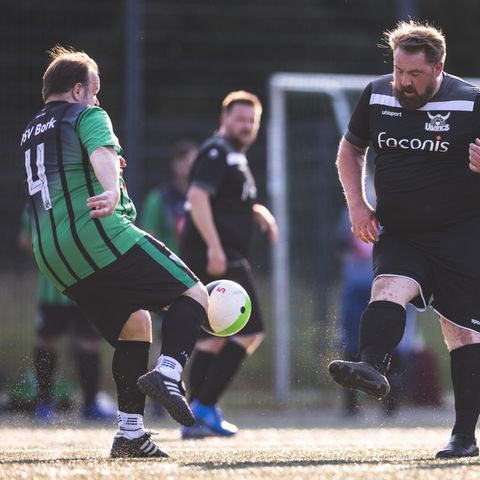 Übergewichtsliga in NRW: Drei Spieler kämpfen um den Ball