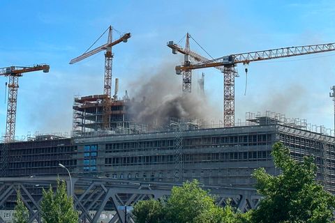 Feuer und Explosionen auf einer Großbaustelle in Hamburg