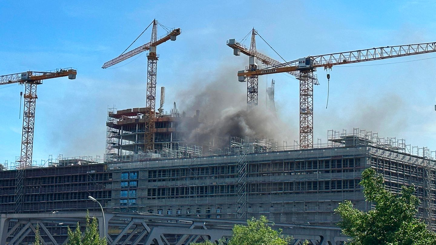 Feuer und Explosionen auf einer Großbaustelle in Hamburg