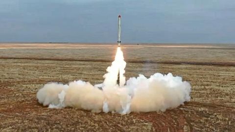 Dieses vom russischen Verteidigungsministeriums zur Verfügung gestellte Bild zeigt eine russische Iskander-K-Rakete