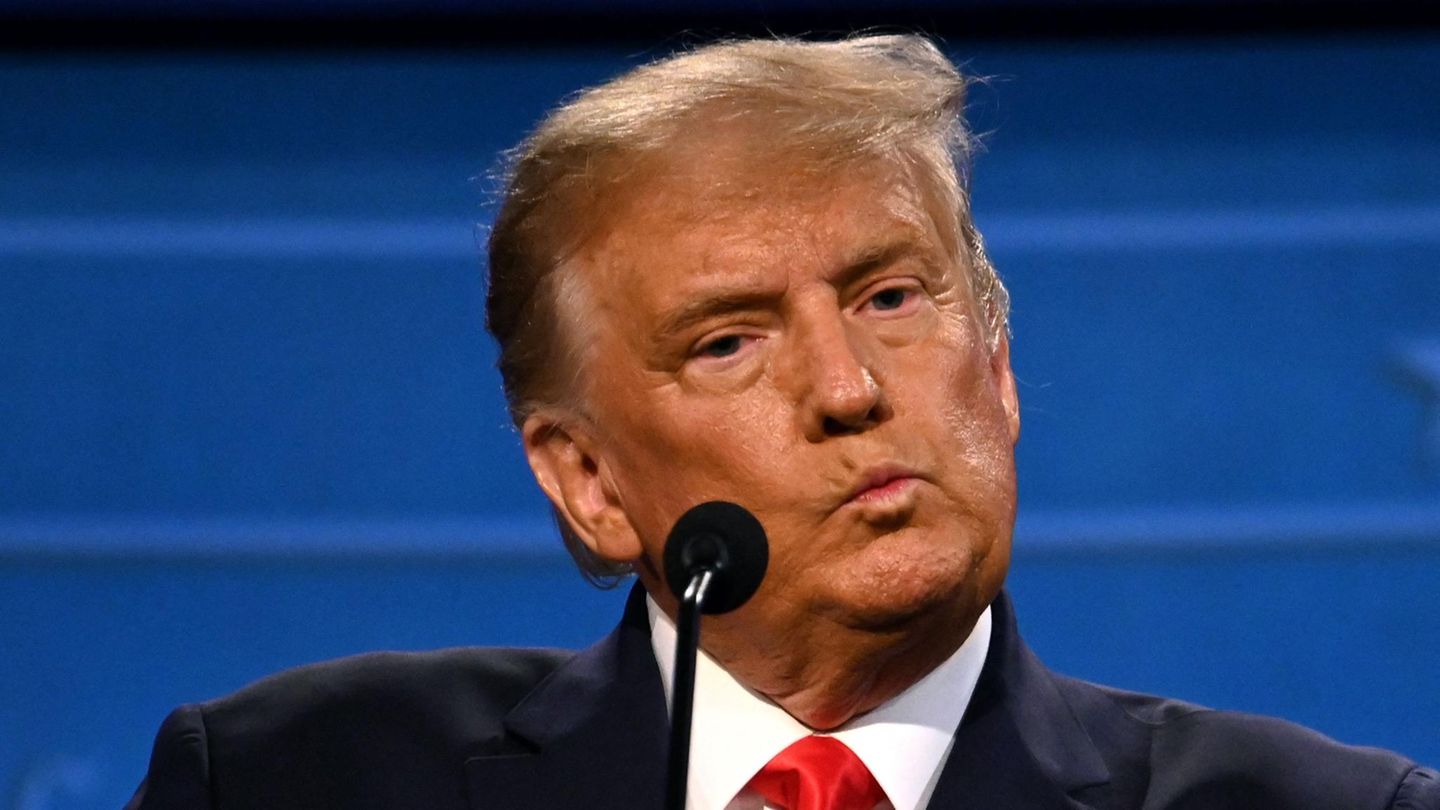 Ex-US-Präsident Donald Trump verzieht den Mund, während er an einem Rednerpult steht