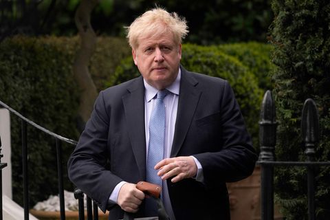Boris Johnson verlässt sein Haus. Er trägt eine hellblaue Krawatte, ein weißes Hemd und ein dunkelblaues Jackett