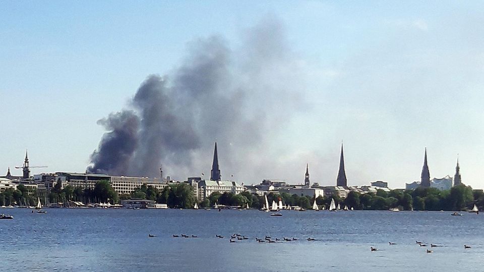 Rauchwolke über der Hafencity in Hamburg