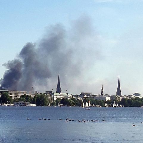 Rauchwolke über der Hafencity in Hamburg