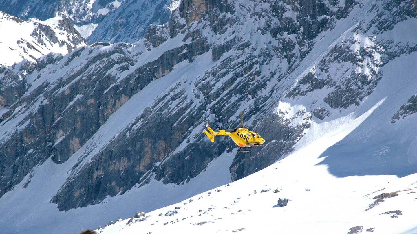 Rettungshubschrauber vor der Zugspitze