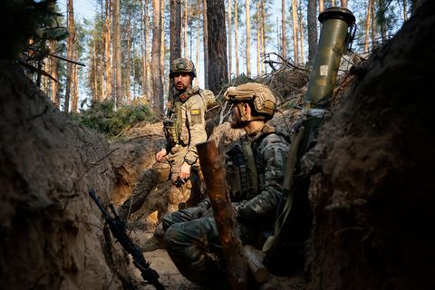 Ukraine, Kreminna: Ukrainische Soldaten ruhen sich in einem Graben an der Frontlinie in der Nähe von Kreminna aus