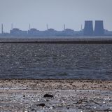 Das Atomkraftwerk Saporischschja ist im Hintergrund des flachen Kachowka-Stausees zu sehen. Noch ist das Akw nicht in Gefahr, doch mittelfristig braucht es Ersatz für das nach der Zerstörung des Dammes fehlende Kühlwasser.