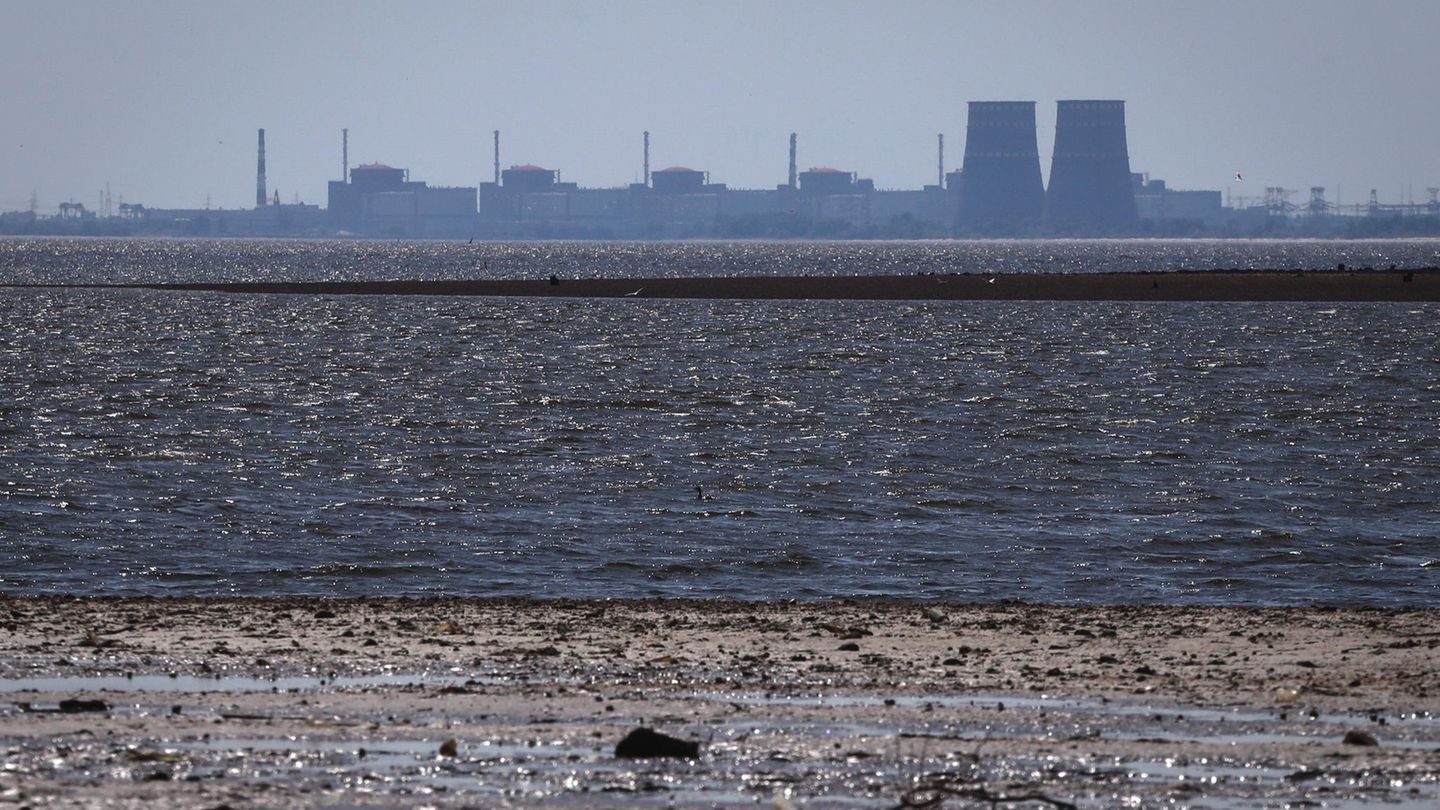 Das Atomkraftwerk Saporischschja ist im Hintergrund des flachen Kachowka-Stausees zu sehen. Noch ist das Akw nicht in Gefahr, doch mittelfristig braucht es Ersatz für das nach der Zerstörung des Dammes fehlende Kühlwasser.