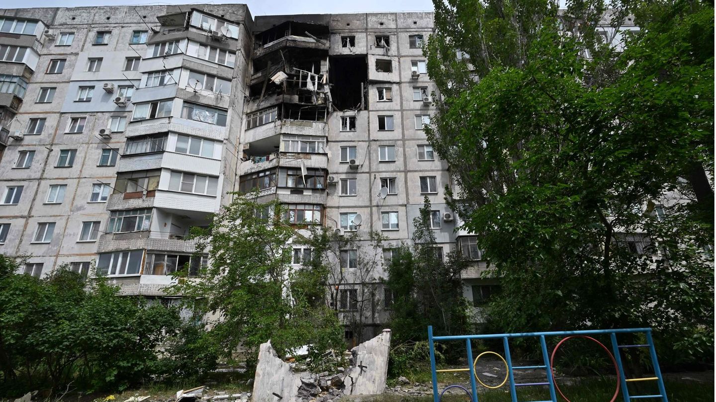 Die Wassermassen haben dieses Wohnhaus in Cherson nicht erreicht – Putins Raketen schon