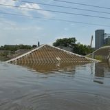 In manchen Teilen von Cherson ragen nur noch die Dächer aus dem Wasser heraus