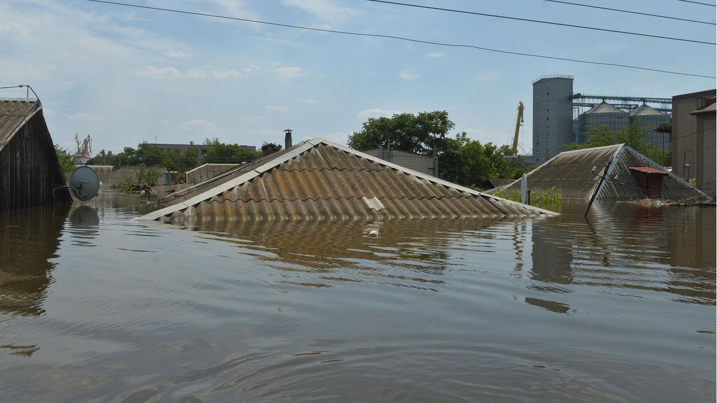 In manchen Teilen von Cherson ragen nur noch die Dächer aus dem Wasser heraus
