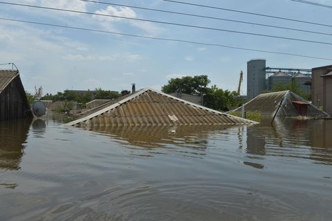 In manchen Teilen von Cherson ragen nur noch die Dächer aus dem Wasser heraus