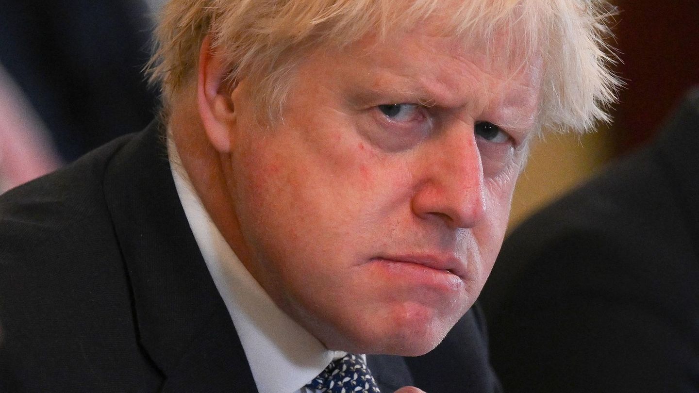 Boris Johnson tritt als Abgeordneter zurück. Der frühere Premier sollte vor einem parlamentarischen Untersuchungsausschuss sein Handeln in der Pandemie rechtfertigen. (Photo by Daniel LEAL / POOL / AFP)