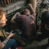 Die Not der Menschen durch die Überschwemmungen hält die russischen Streitkräfte nicht davon ab, sie weiterhin zu bombardieren. Hier wartet eine Gruppe von Anwohnern von Cherson zusammengekauert den Artilleriebeschuss der Kremltruppen ab.