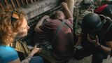 Die Not der Menschen durch die Überschwemmungen hält die russischen Streitkräfte nicht davon ab, sie weiterhin zu bombardieren. Hier wartet eine Gruppe von Anwohnern von Cherson zusammengekauert den Artilleriebeschuss der Kremltruppen ab.