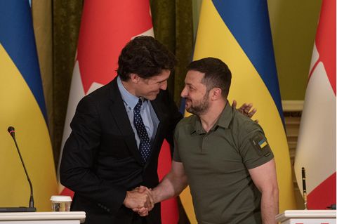 Justin Trudeau (l.) und Wolodymyr Selenskyj umarmen sich auf einer Pressekonferenz in Kiew
