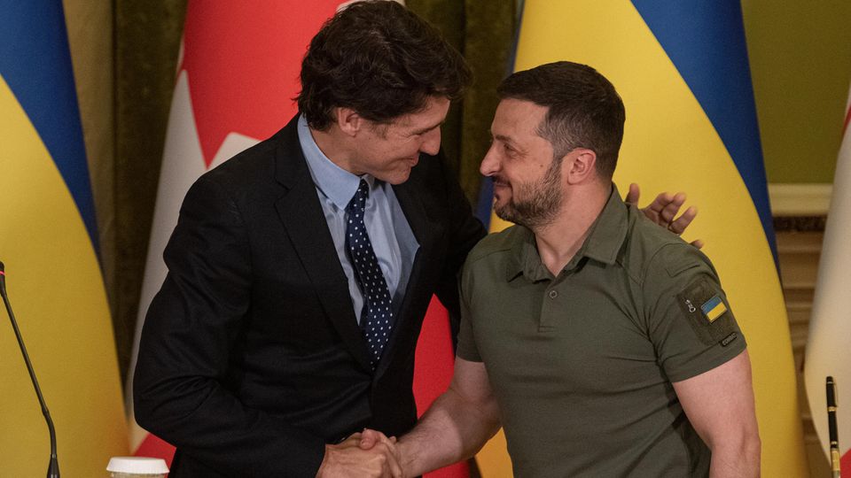 Justin Trudeau (l.) und Wolodymyr Selenskyj umarmen sich auf einer Pressekonferenz in Kiew