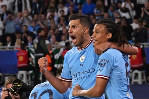 Rodri feiert sein Tor gegen Inter Mailand, Nathan Ake gratuliert