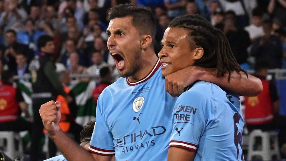 Rodri feiert sein Tor gegen Inter Mailand, Nathan Ake gratuliert