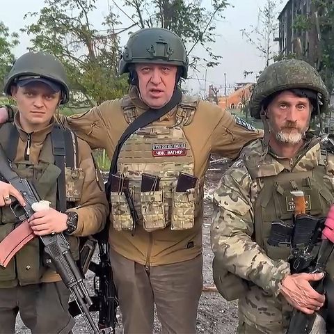 Der Chef der Wagner-Gruppe, Jewgeni Prigoschin (m.), mit seinen Einheiten, die sich aus Bachmut zurückziehen