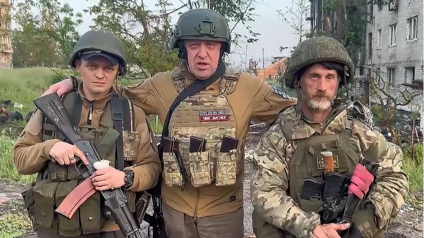 Der Chef der Wagner-Gruppe, Jewgeni Prigoschin (m.), mit seinen Einheiten, die sich aus Bachmut zurückziehen