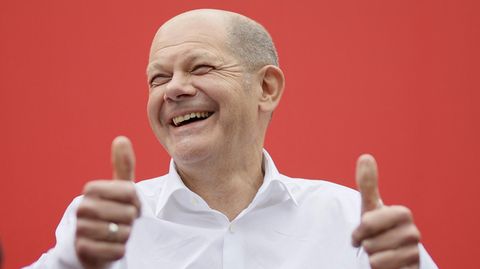 Olaf Scholz lacht mit Daumen hoch