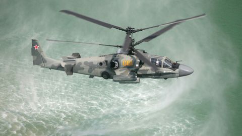 Über Kiewer Gebiet setzten Manpads dem Kamow Ka-52 Alligator zu, doch nun schlägt er mit weitreichenden Panzerabwehrlenkwaffen zu. 