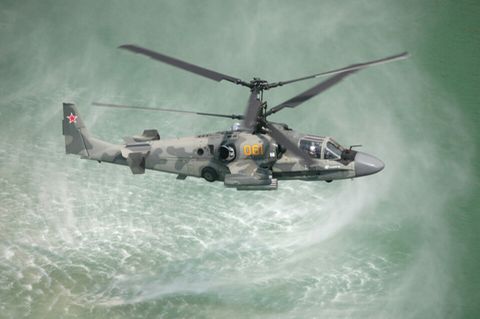 Über Kiewer Gebiet setzten Manpads dem Kamow Ka-52 Alligator zu, doch nun schlägt er mit weitreichenden Panzerabwehrlenkwaffen zu. 