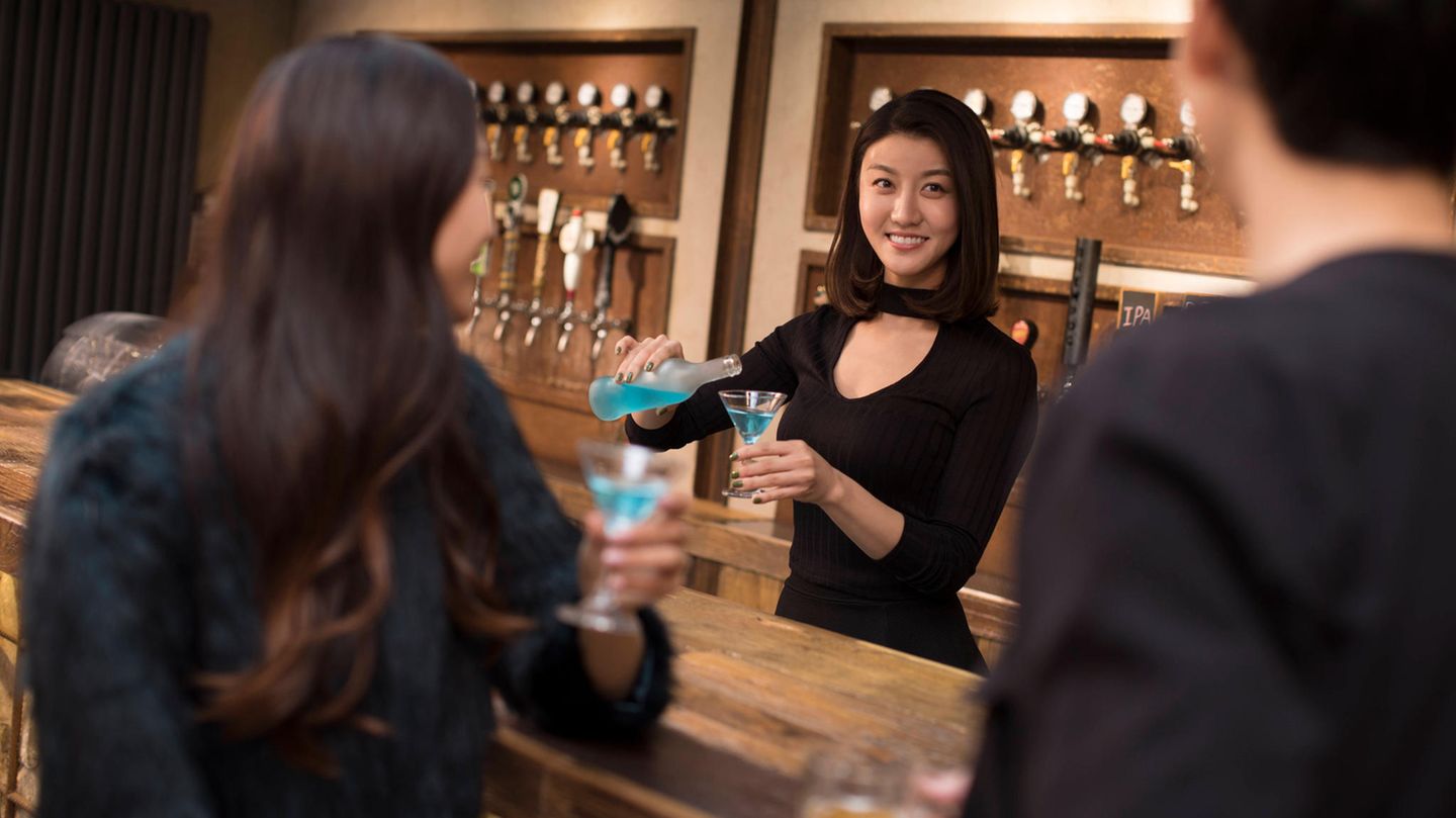 Barkeeperin in China mixt einen Drink