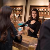 Barkeeperin in China mixt einen Drink