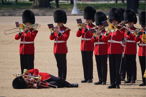 Ein Posaunist der Militärkapelle ist während der Generalprobe für die Geburtstagsparade Trooping the Colour für König Charles III. in Ohnmacht gefallen