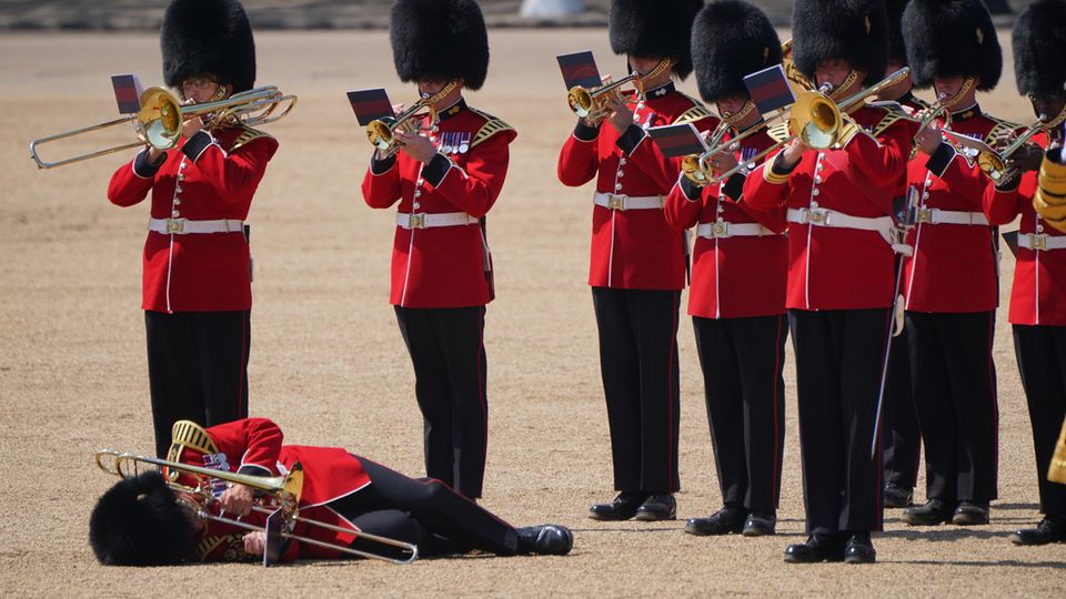 Hitze in London: Ein Posaunist der Militärkapelle ist während der Generalprobe für die Geburtstagsparade Trooping the Colour für König Charles III. in Ohnmacht gefallen Ein Posaunist der Militärkapelle ist während der Generalprobe für die Geburtstagsparade Trooping the Colour für König Charles III. in Ohnmacht gefallen
