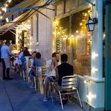 Menschen sitzen vor einem Restaurant in New York